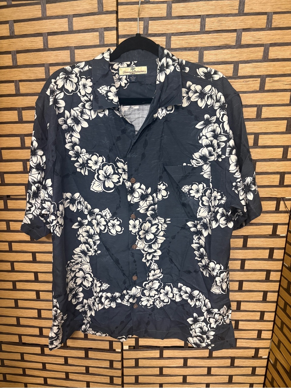 Tommy Bahama gray Hawaiin print silk button down size medium